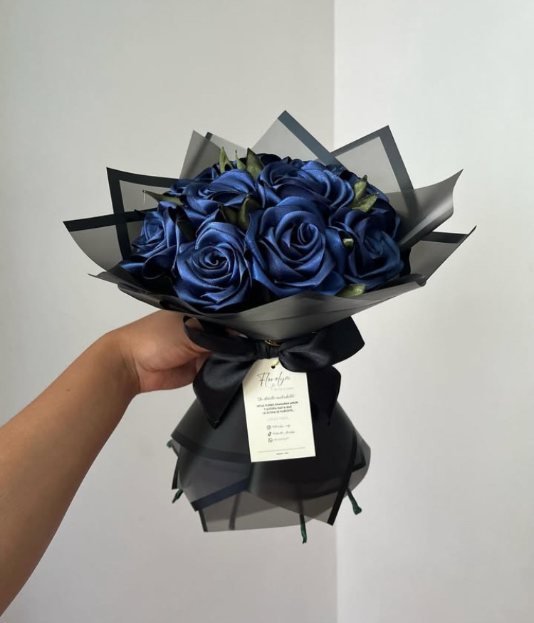 دسته گل رز ربانی آبی با کاغذ مشکی و برگ سبز