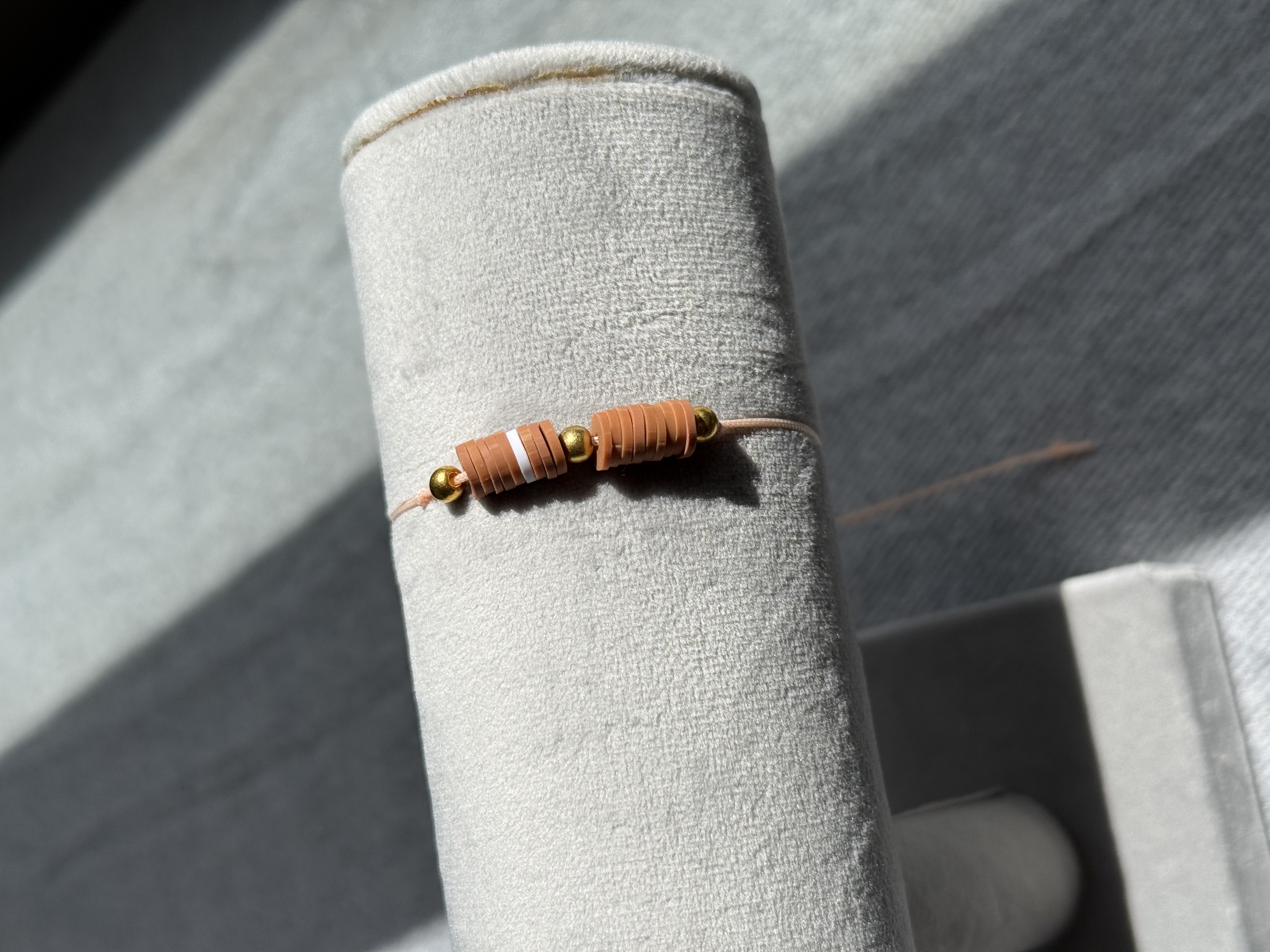 دستبند دستباف قهوه ای کد ۳۷