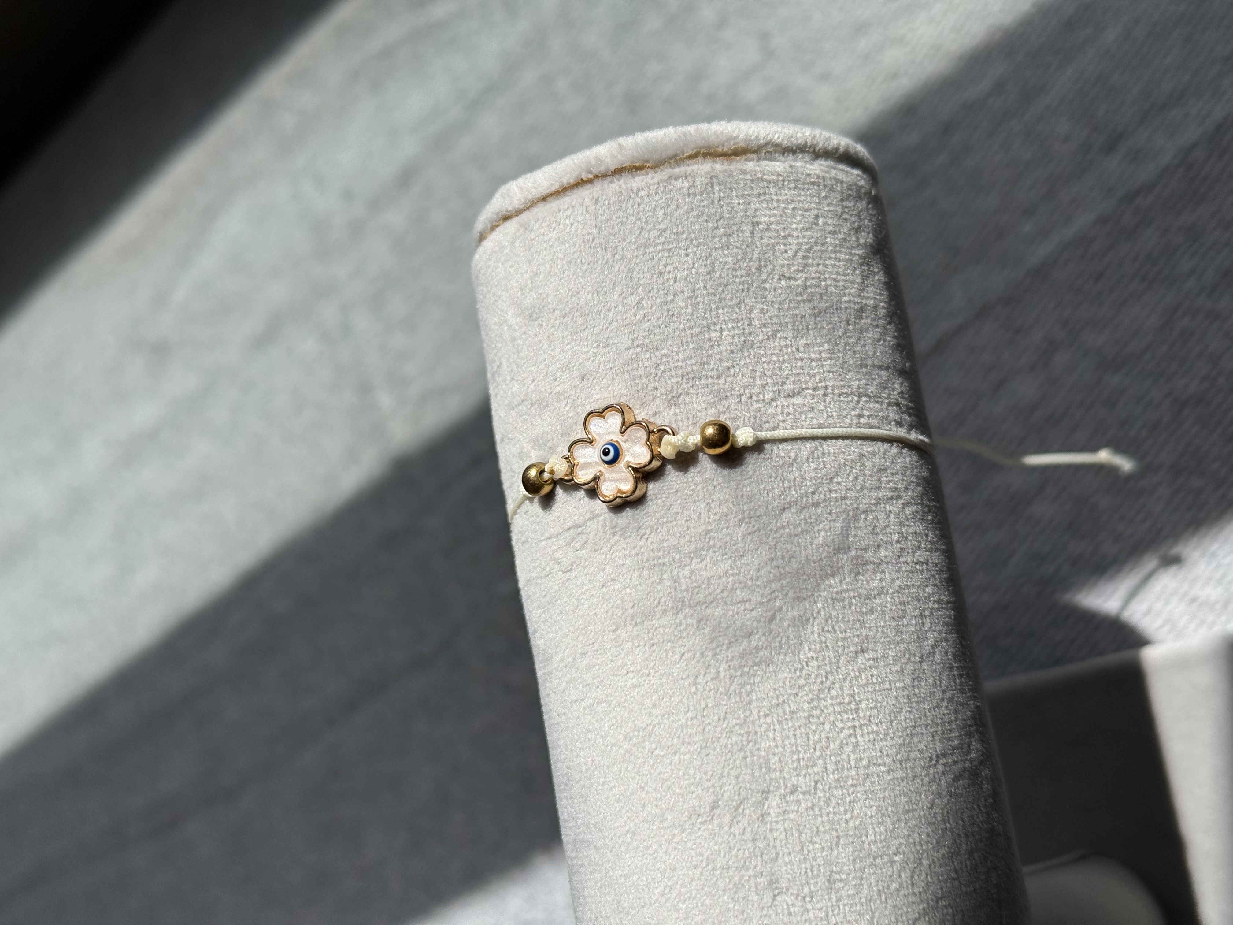 دستبند دستباف پلاک شکوفه سفید کد ۴۰